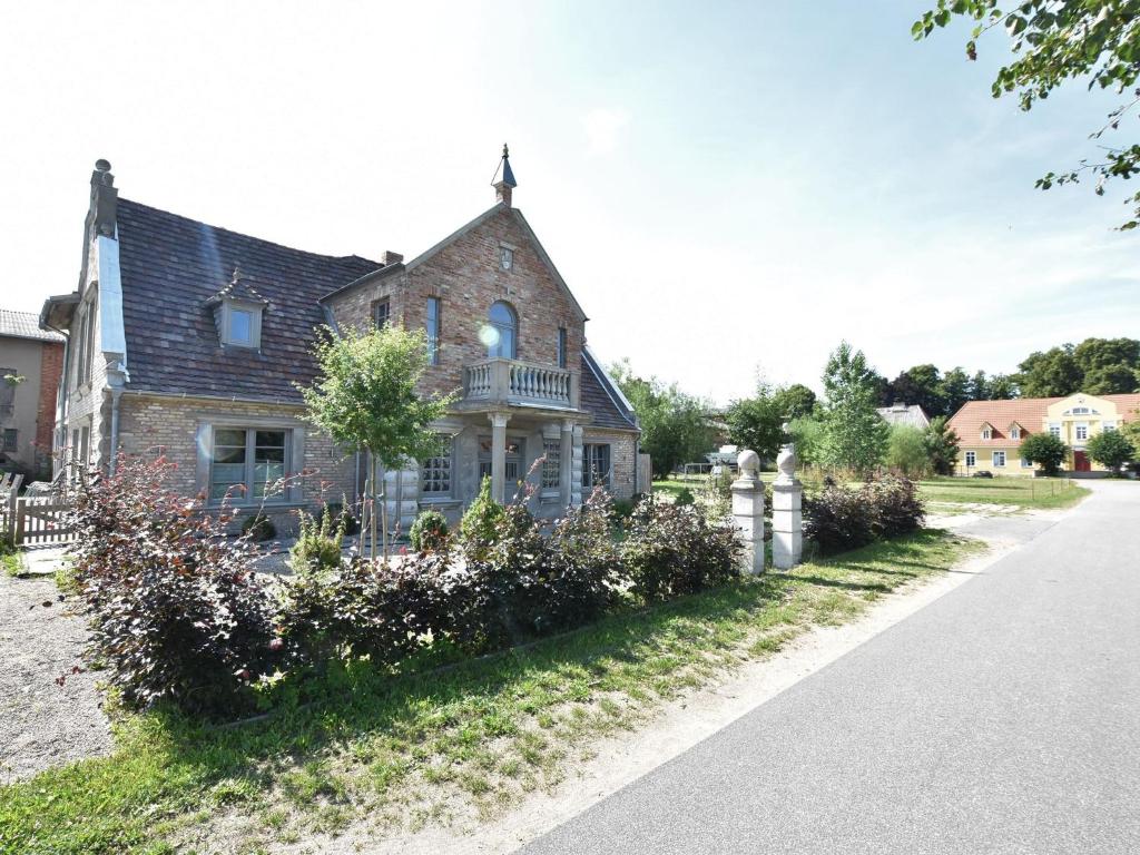 HanshagenにあるCharming Apartment in Detershagen with Private Terraceの通りの前に花の咲く古いレンガ造りの家