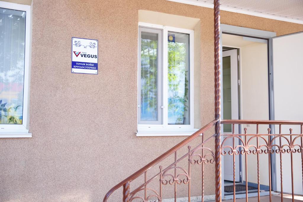 ein Schild an der Seite eines Gebäudes mit Balkon in der Unterkunft APART-HOTEL VEGUS in Oral