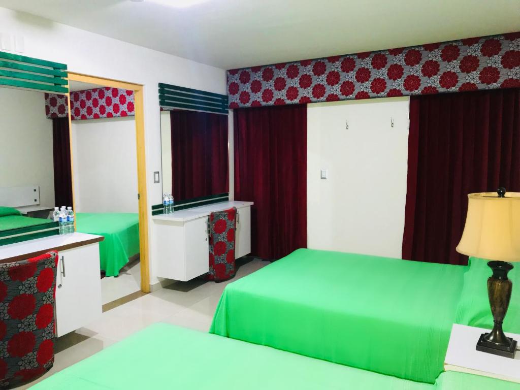 Postel nebo postele na pokoji v ubytování Palacio Rojo Hotel Familiar