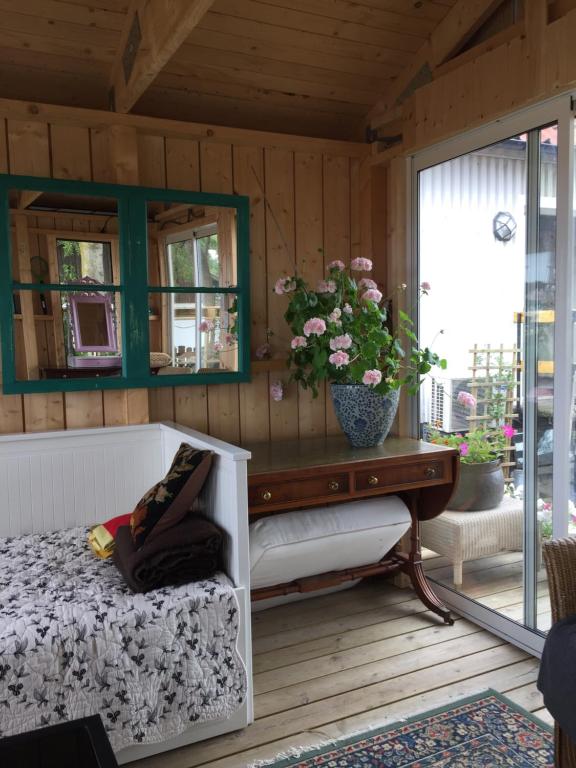 Posezení v ubytování Wiroth B&B Hannasvägen 41, Eget badrum, Aircondition