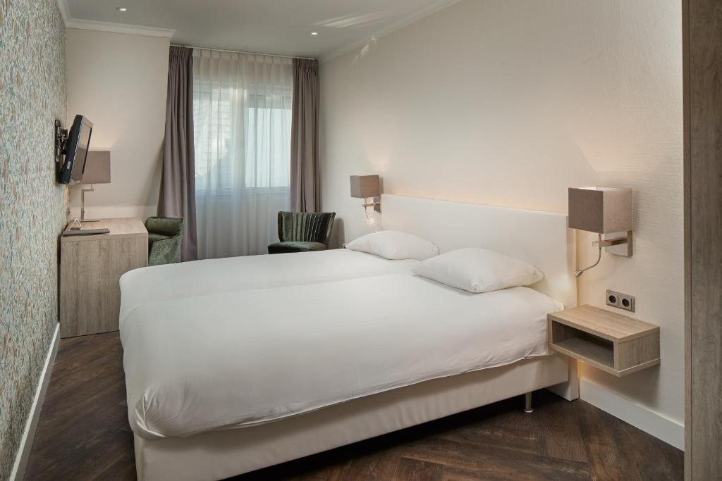 Postel nebo postele na pokoji v ubytování Hotel De Lindeboom