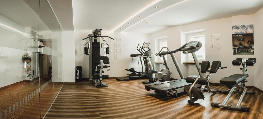 Posilňovňa alebo fitness centrum v ubytovaní Hotel Schwarzer Adler - Sport & Spa