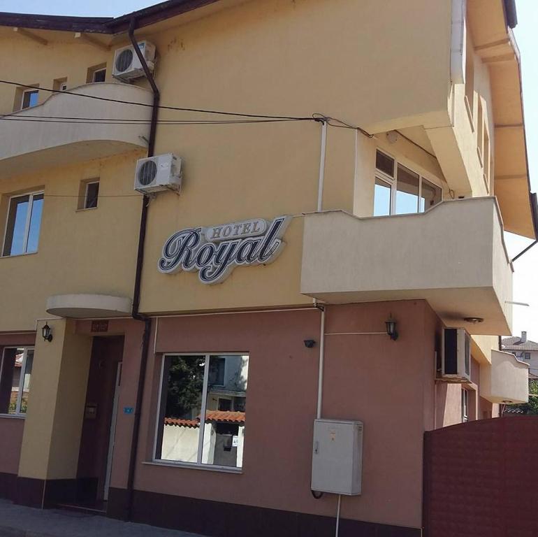 znak zatwierdzenia hotelu na boku budynku w obiekcie Hotel Royal w mieście Swilengrad