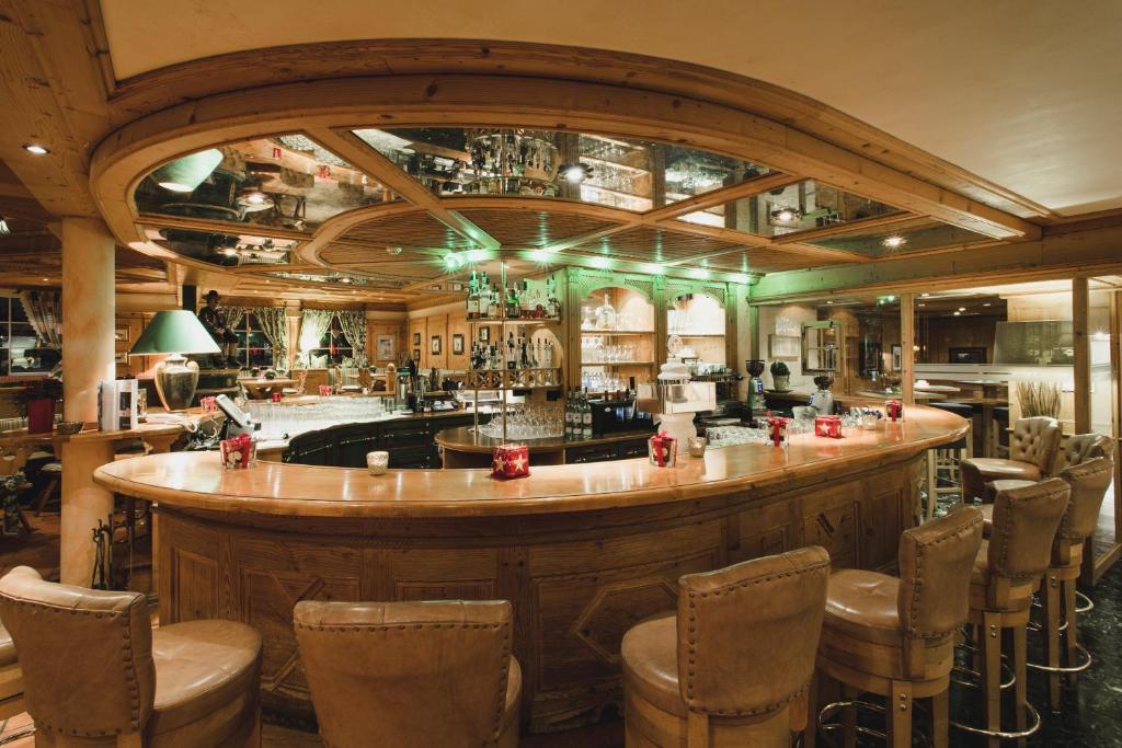 Lounge alebo bar v ubytovaní Hotel Schwarzer Adler - Sport & Spa