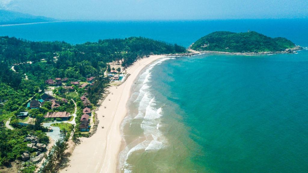 an aerial view of a beach and the ocean at Quỳnh Viên Resort in Dương Luật