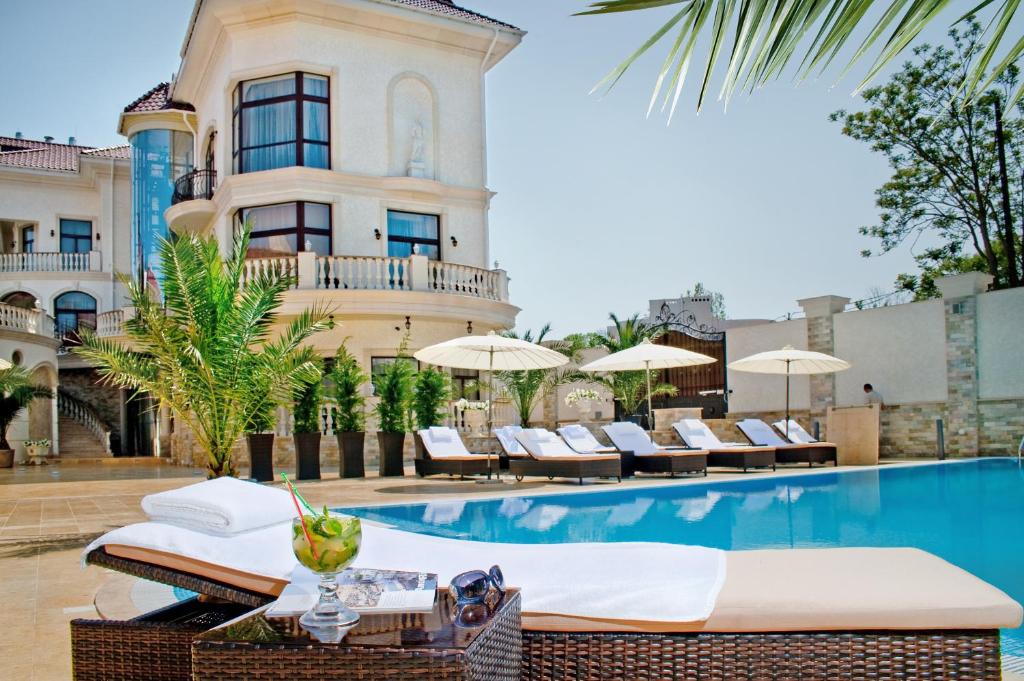 Odessa的住宿－Villa Le Premier Maestro，一座带游泳池和大楼的酒店