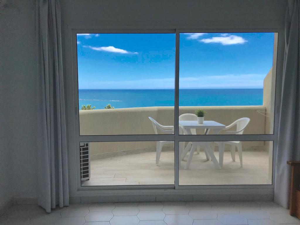een kamer met uitzicht op de oceaan vanaf een balkon bij Benal Beach Sea View Apartment (Benalmadena) in Benalmádena