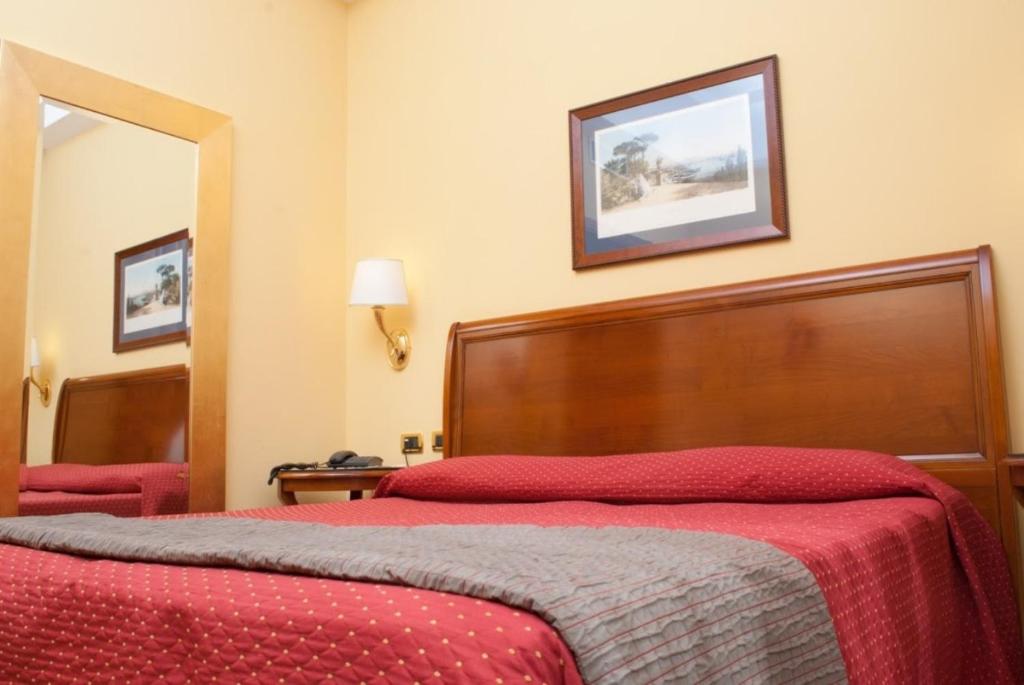 Postel nebo postele na pokoji v ubytování Le Cheminée Business Hotel Napoli