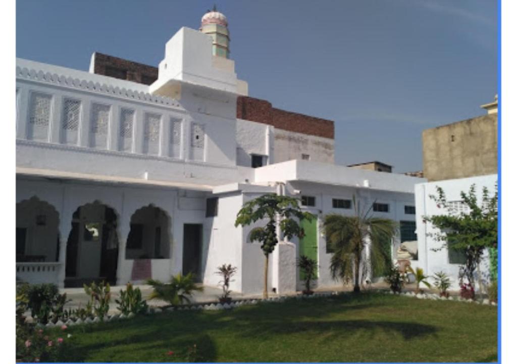 普什卡的住宿－Shri Shyam Krishna Guest House，一座白色的建筑,上面有一个灯塔