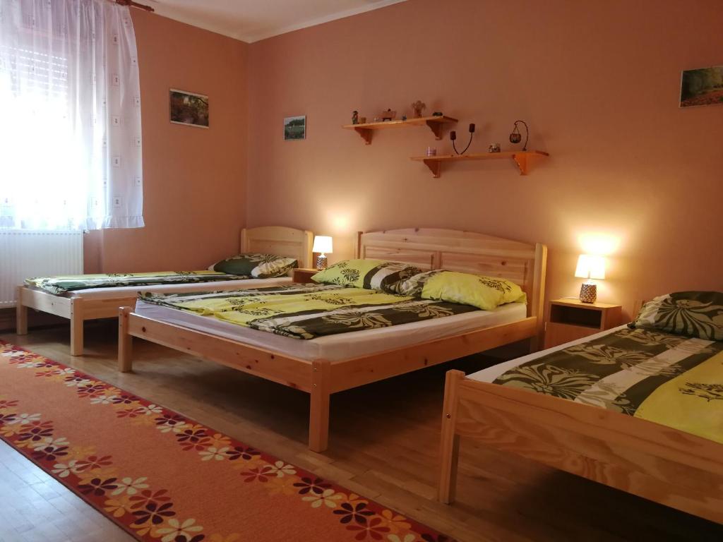 Posteľ alebo postele v izbe v ubytovaní Ágnes Vendégház