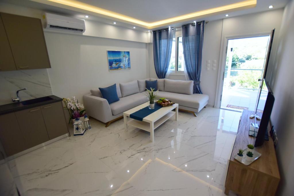 - un salon avec un canapé et une table dans l'établissement ☆ Vista Luxury Suites ☆ Toroni Halkidiki 3BR, à Toroni