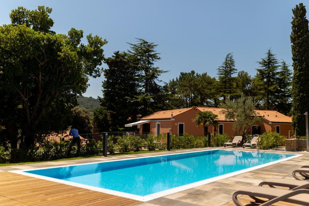 una piscina frente a una casa en Hotel Laguna - Terme Krka, en Strunjan