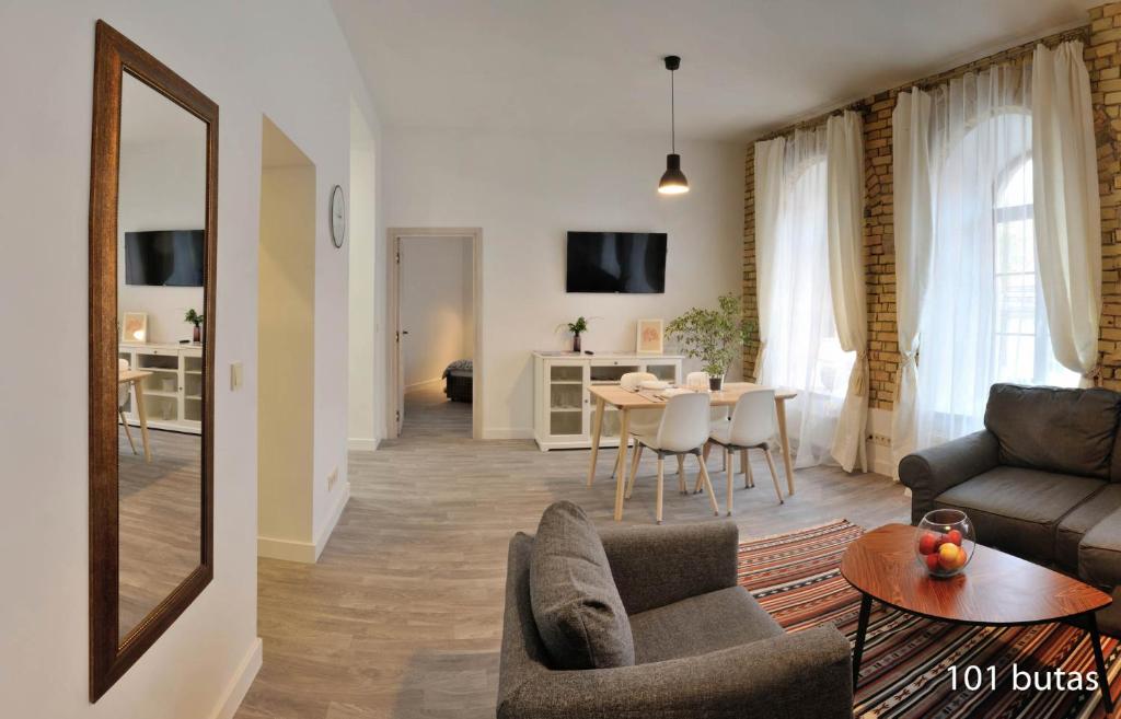 sala de estar con sofá y mesa en Luxurious apartment en Vilna