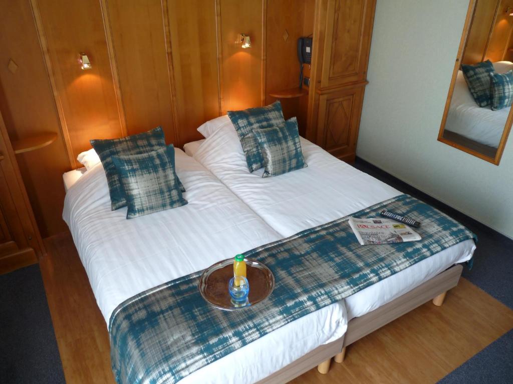Postel nebo postele na pokoji v ubytování Hôtel Le Riquewihr