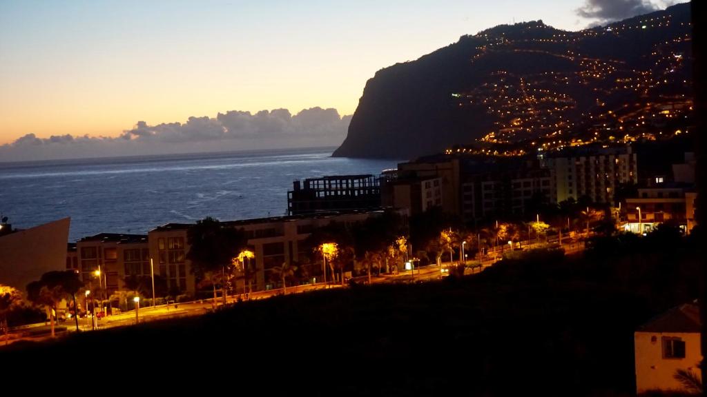 フンシャルにあるMadeira Inn Pérolaの夜の海の景色を望む街