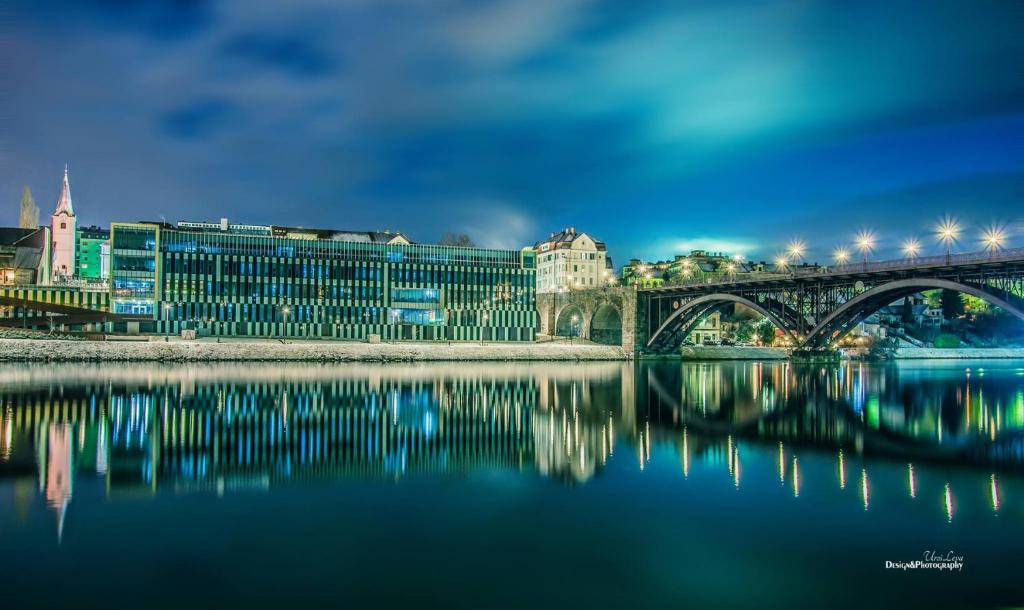 Výhled na řeku, která protéká v blízkosti hotelu