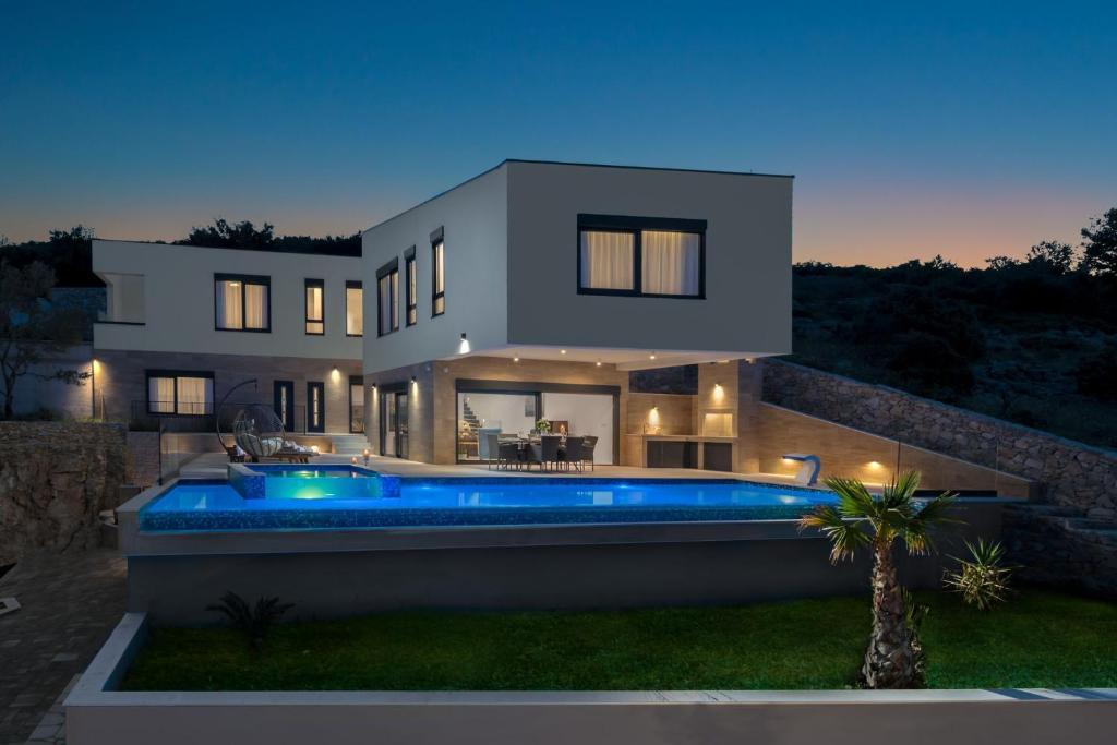 Bazén v ubytování Luxury Villa Gold Pearl with Pool nebo v jeho okolí