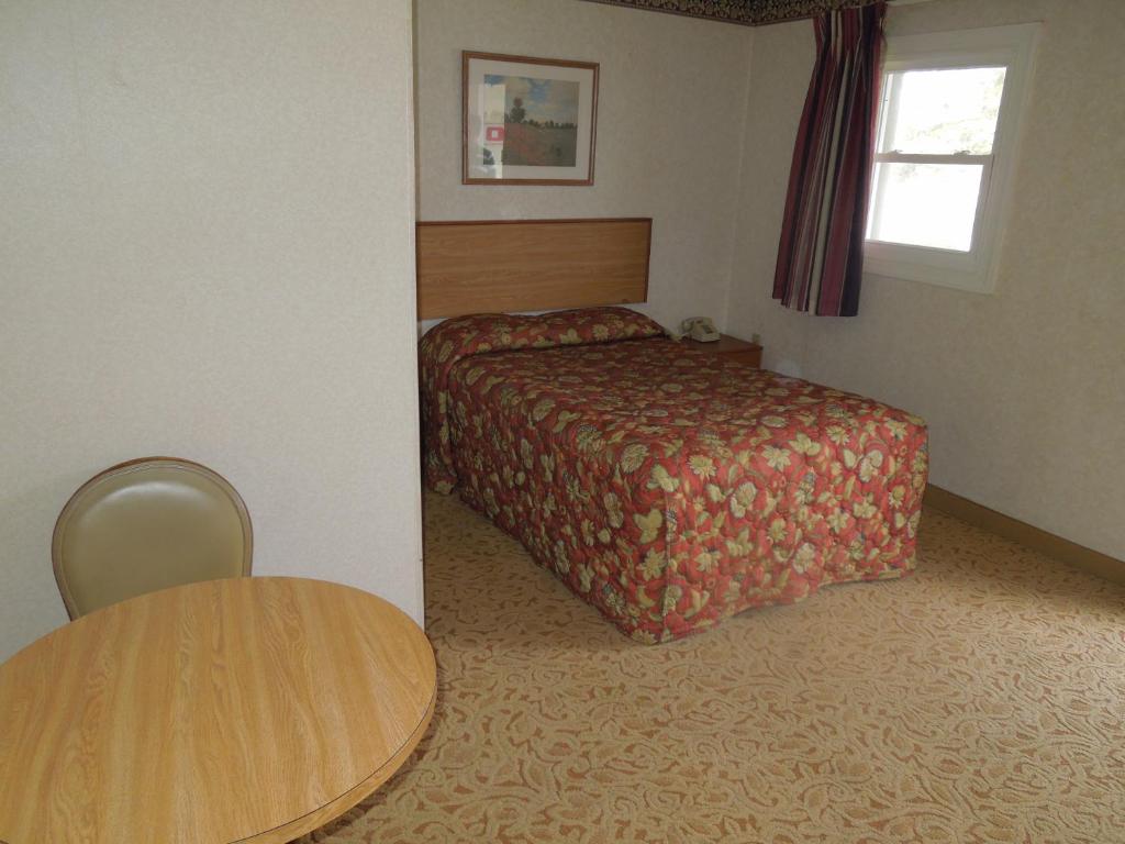 Postel nebo postele na pokoji v ubytování Red Lion Motel Southampton