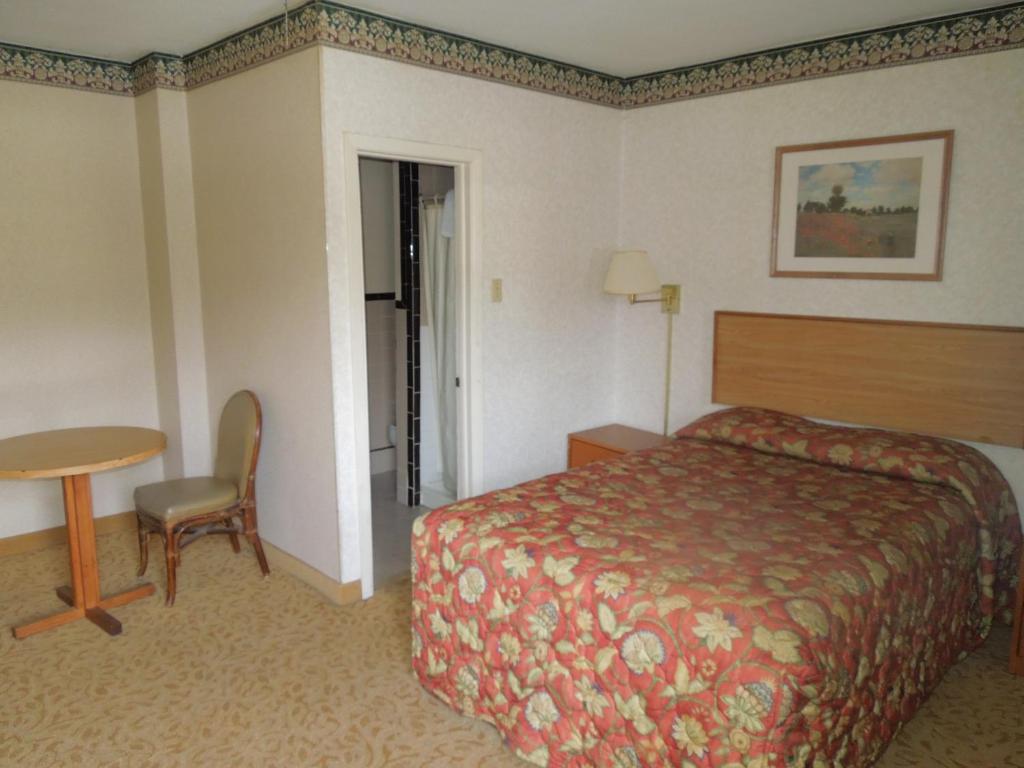 Postel nebo postele na pokoji v ubytování Red Lion Motel Southampton