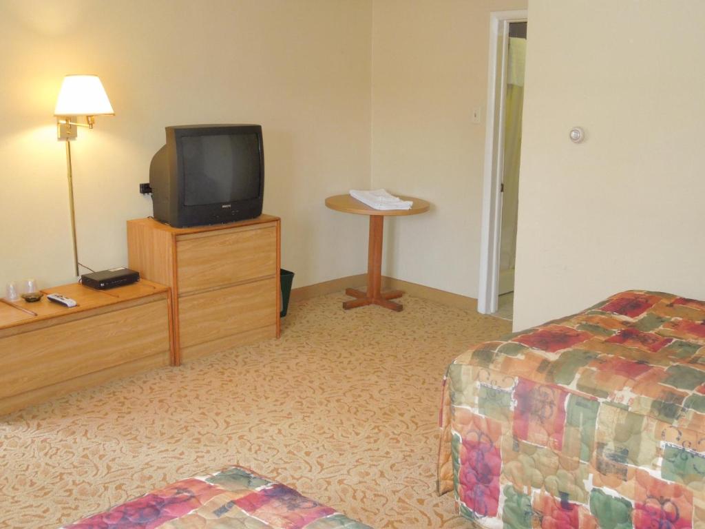 TV a/nebo společenská místnost v ubytování Red Lion Motel Southampton