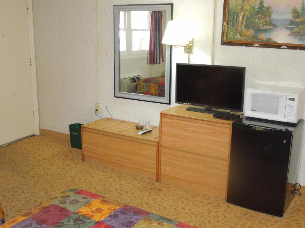 TV a/nebo společenská místnost v ubytování Red Lion Motel Southampton