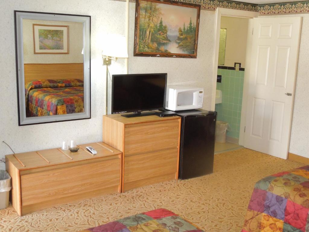 TV a/nebo společenská místnost v ubytování Red Lion Motel Southampton