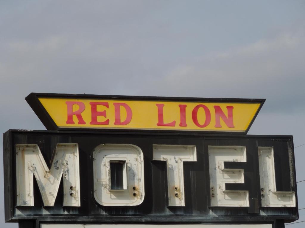 un panneau de lion rouge au-dessus d'un dîner de lion rouge dans l'établissement Red Lion Motel Southampton, à Southampton