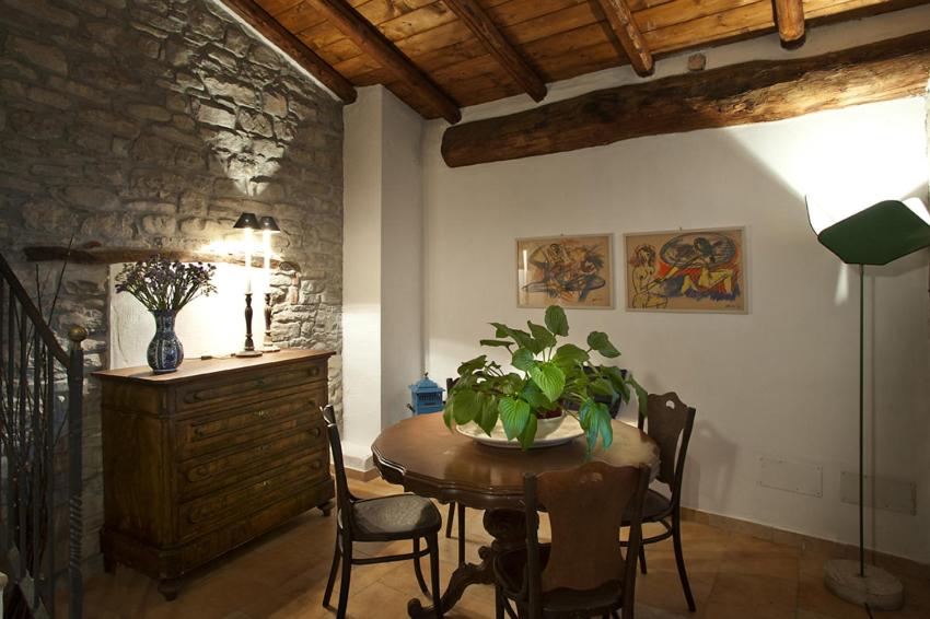 una sala da pranzo con tavolo e piante di La Corte Di Nando a Varzi