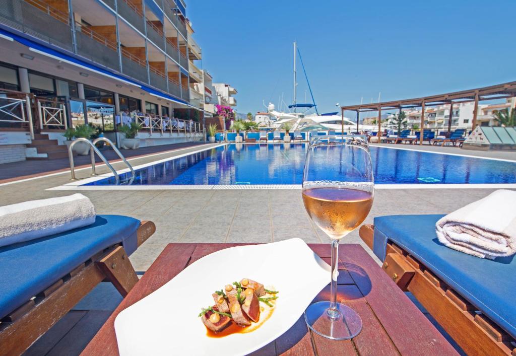 Bazén v ubytovaní Hotel Port Salins by Pierre & Vacances alebo v jeho blízkosti