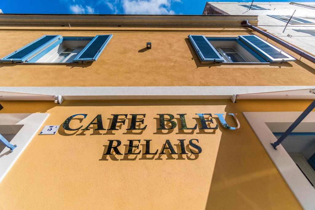 Certifikát, hodnocení, plakát nebo jiný dokument vystavený v ubytování Cafe Bleu Relais