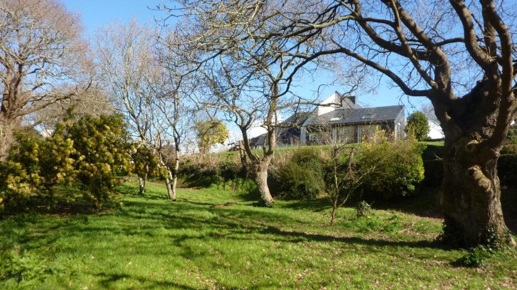 een huis bovenop een heuvel met bomen bij brest chambres d'hôtes in Brest