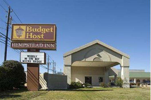 ein Gebäude mit einem Schild vor einem Hotel in der Unterkunft Budget Host Hempstead Inn Brookhollow/Energy Corridor in Houston