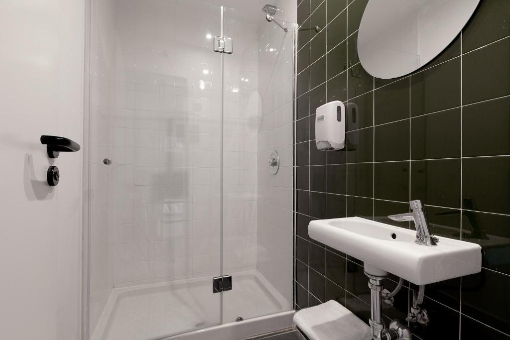 Un baño de 2060 The Newton Hostel