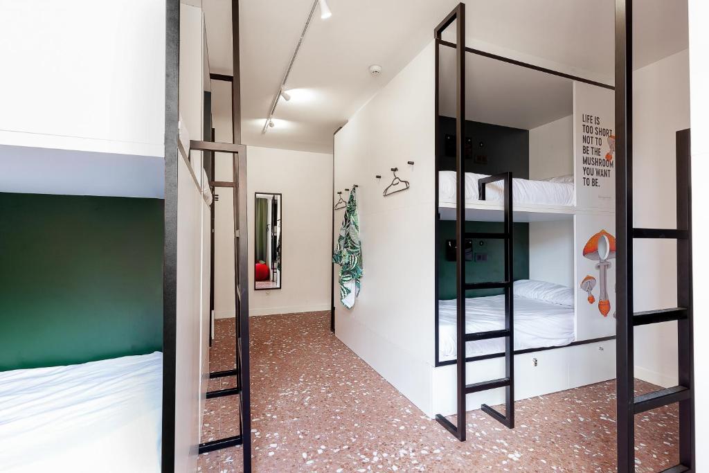 Una cocina o zona de cocina en 2060 The Newton Hostel