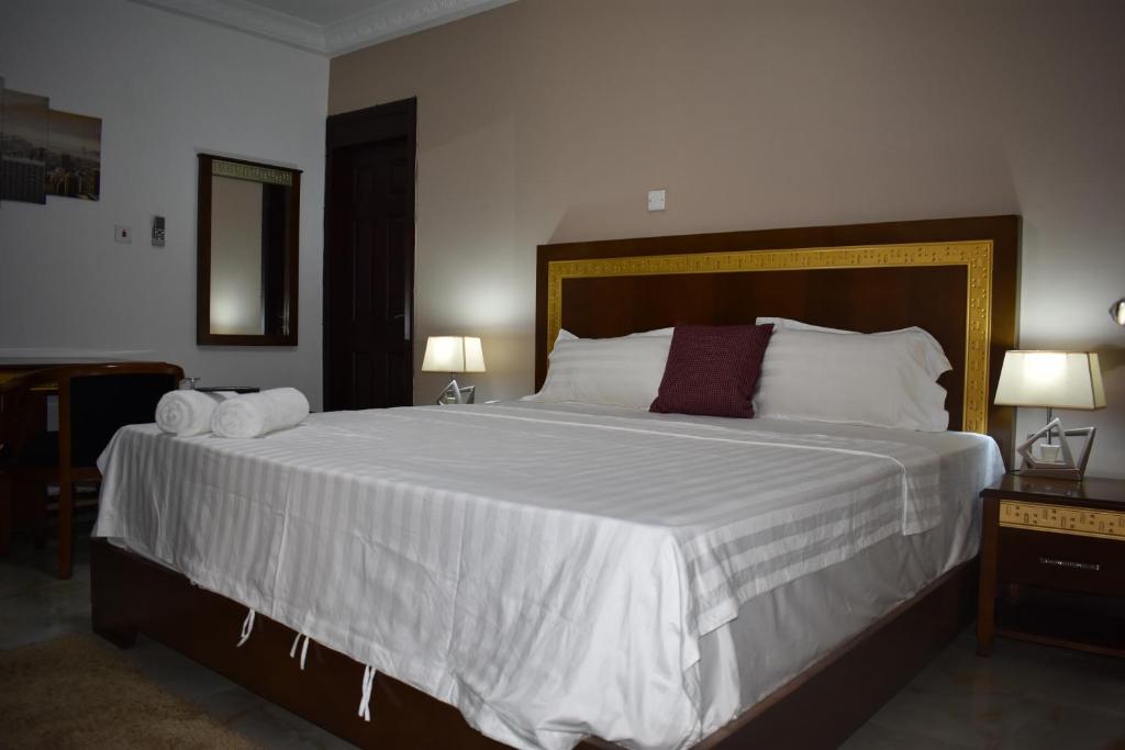 Postel nebo postele na pokoji v ubytování Cascade Hotel