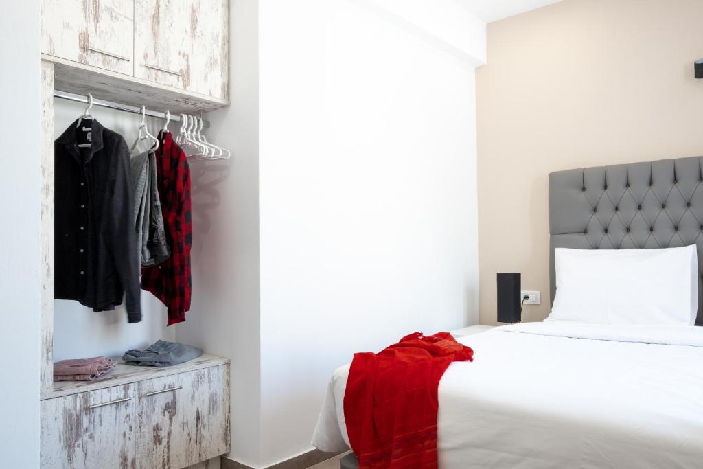 Una cama o camas en una habitación de Tristhenia