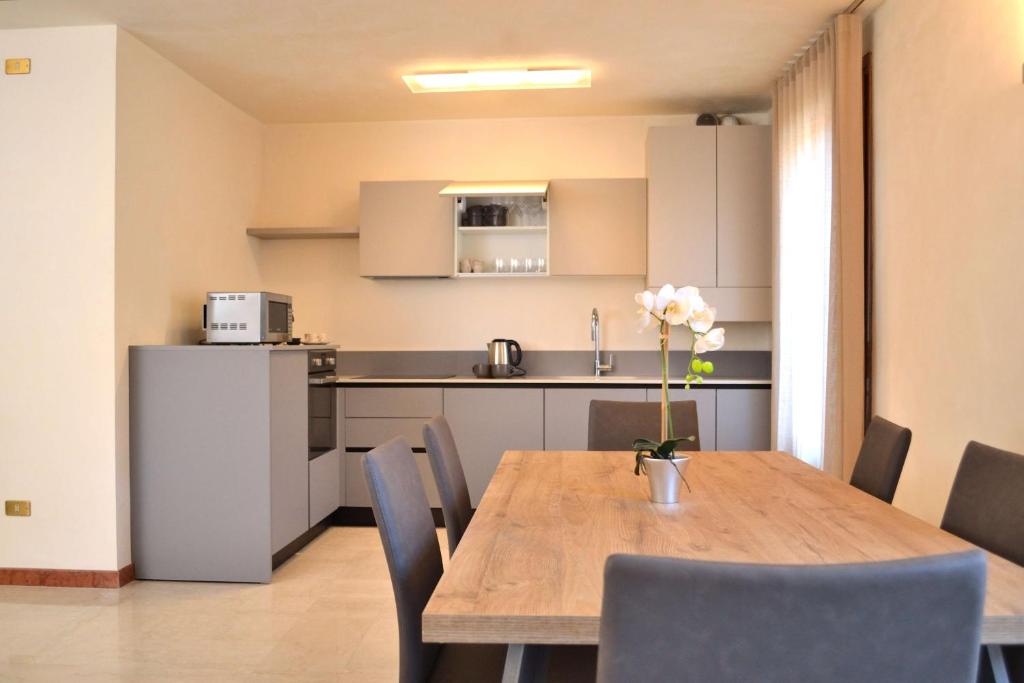 a kitchen and dining room with a table and chairs at Portico Oscuro Deluxe Apartment - centro città in Treviso