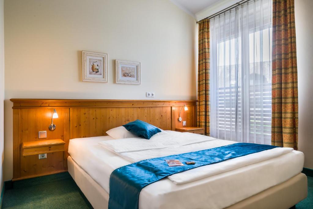 sypialnia z dużym łóżkiem i oknem w obiekcie Novum Hotel Seidlhof München w mieście Haar