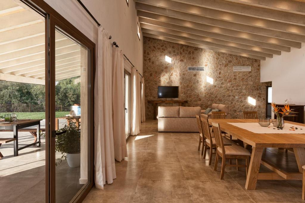 a dining room with a table and a couch at Binibona Gran in El Port de la Selva