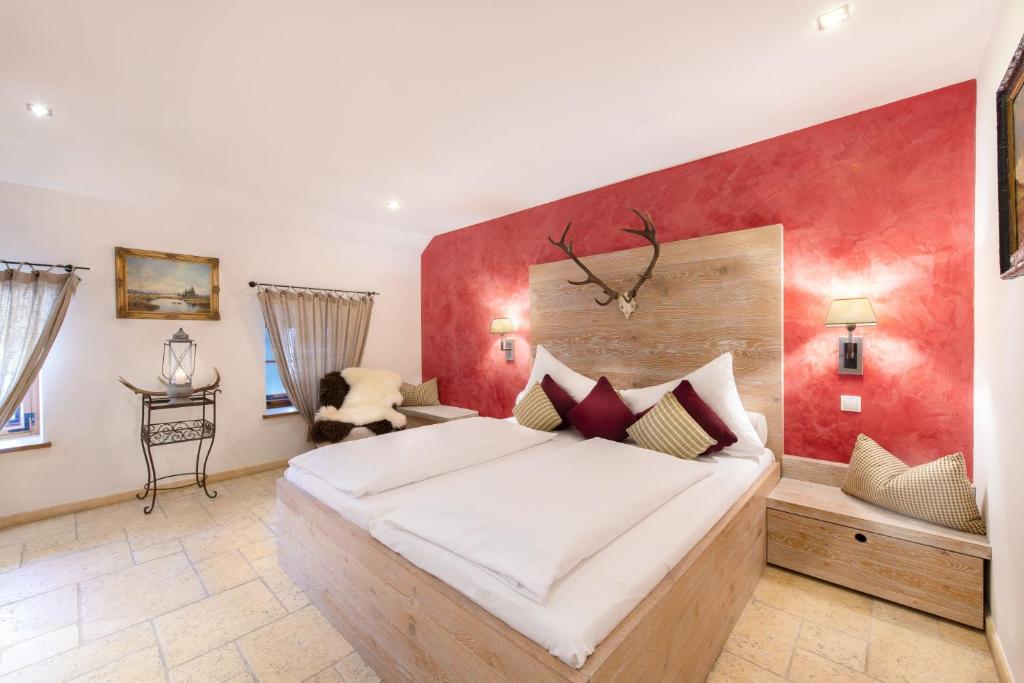 Postel nebo postele na pokoji v ubytování Romantik Hotel Chalet am Kiental