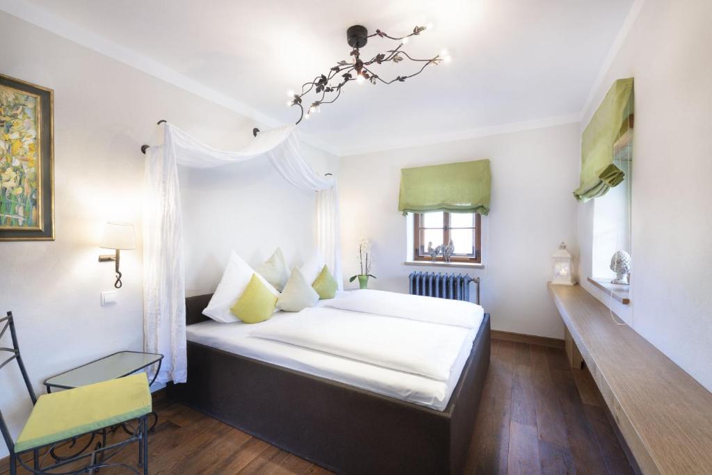Postel nebo postele na pokoji v ubytování Romantik Hotel Chalet am Kiental