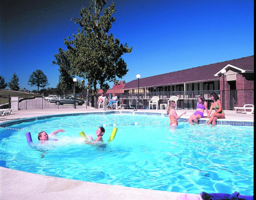 a group of children playing in a swimming pool at Branson's Best in Branson