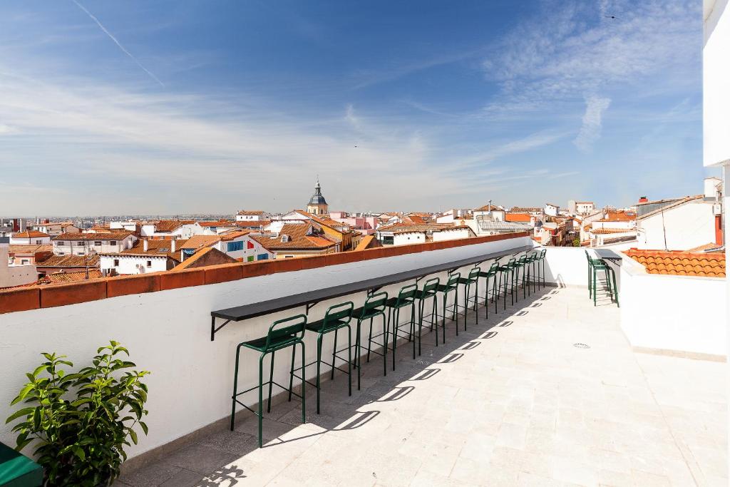 Un balcón o terraza de 2060 The Newton Hostel