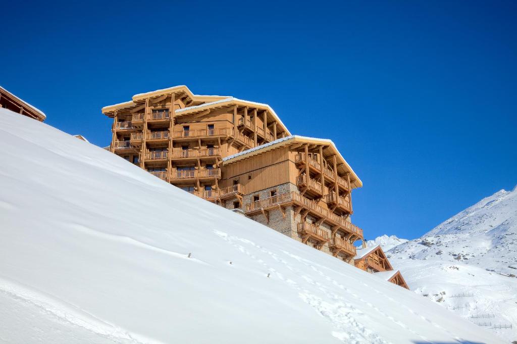 ヴァル・トランスにあるLes Balcons Platinium Val Thorensの雪山頂の建物