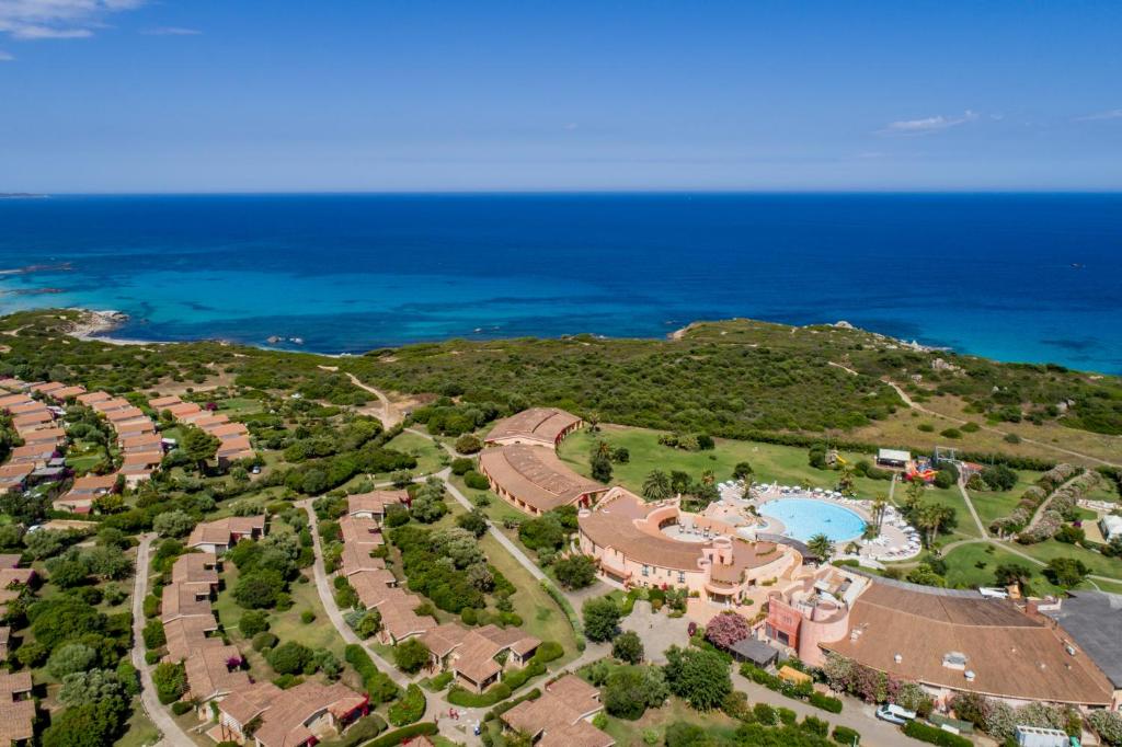 z powietrza widok na ośrodek w pobliżu oceanu w obiekcie Sant'Elmo Beach Hotel w mieście Castiadas