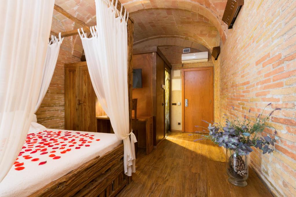 Postel nebo postele na pokoji v ubytování Hotel Històric