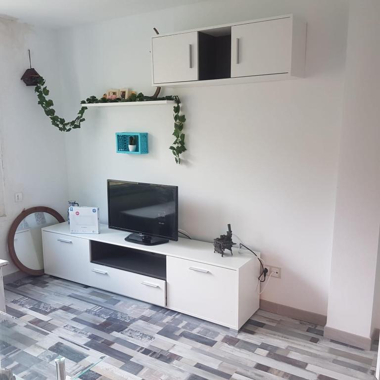 A television and/or entertainment centre at Estudio romántico en Puerto De Navacerrada