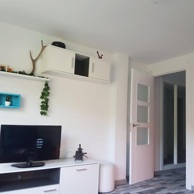 A television and/or entertainment centre at Estudio romántico en Puerto De Navacerrada