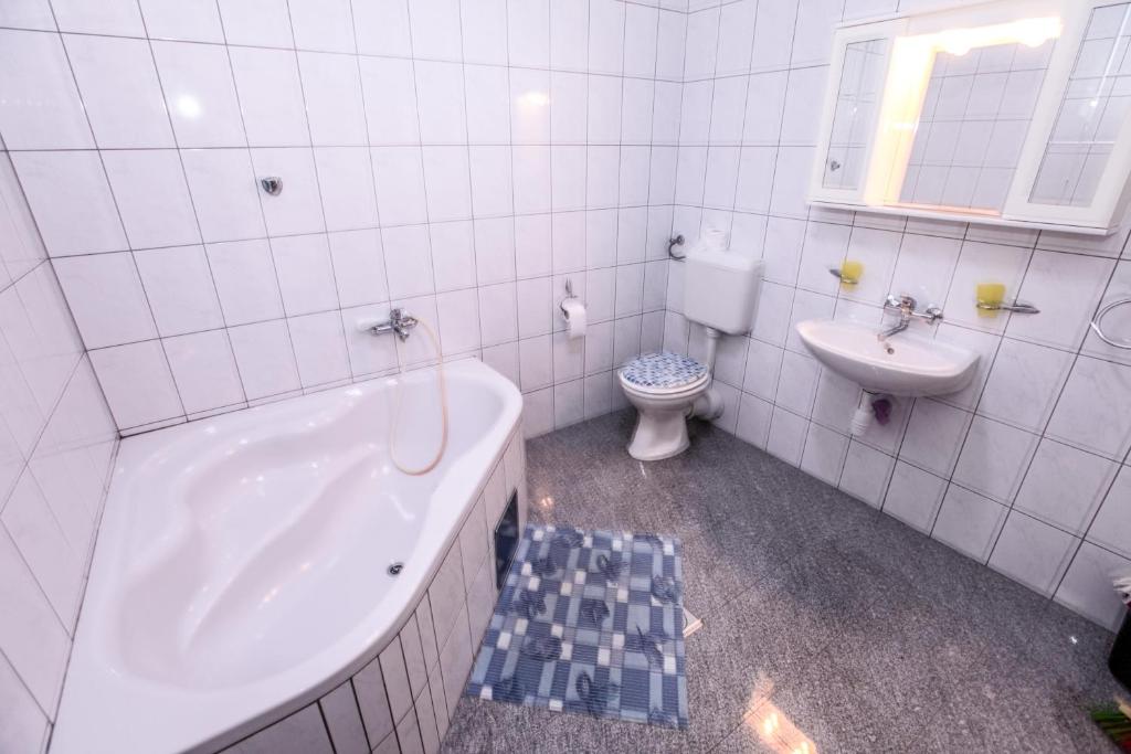 Ванная комната в Apartments Dinko