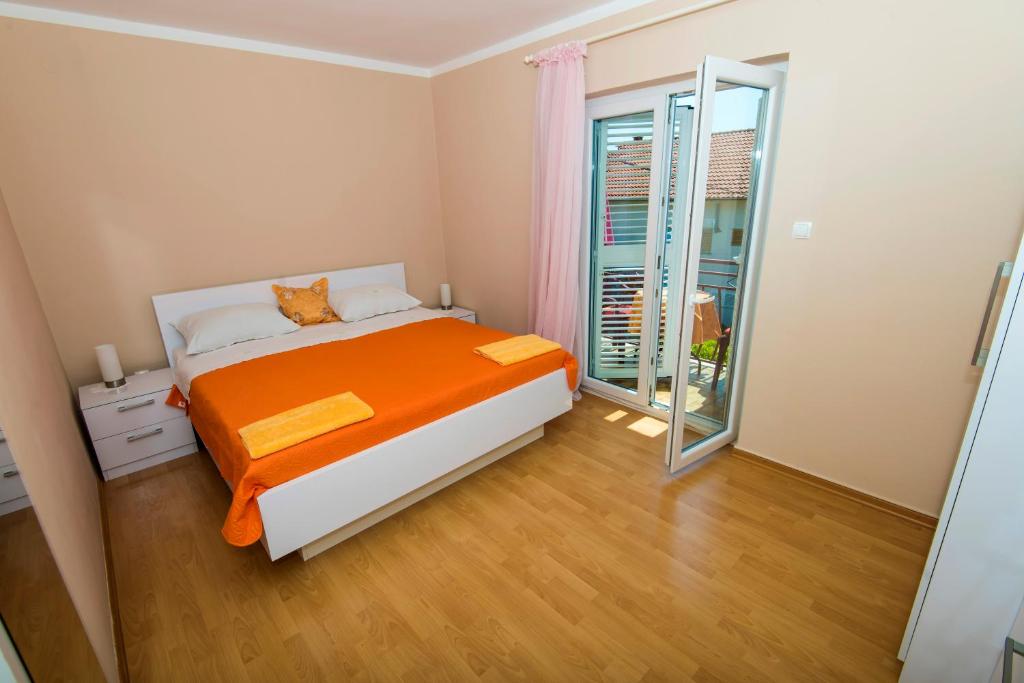 Postel nebo postele na pokoji v ubytování Apartmani EDA ZADAR